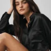 Camisa corta de manga larga con botones «Silk Luminous» — Negro
