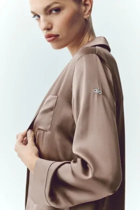 Camisa de seda luminosa con botones – Cacao alpino