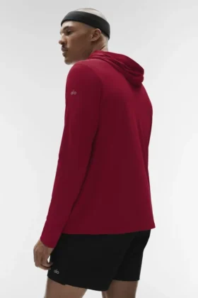 Camiseta Conquer Reform de manga larga con capucha – Granate