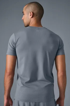 Camiseta de manga corta con cuello redondo Conquer Reform – Gris acero