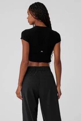 Camiseta de manga corta cropped con cuello acanalado Sea Coast – Negro