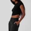 Camiseta de manga corta cropped con cuello acanalado Sea Coast - Negro