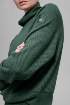 Camiseta de manga larga con cuello alto «Weekend Escape» de tejido waffle – Verde trébol