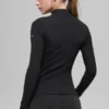 Camiseta de manga larga con cuello alto y tejido acanalado «Mesmerize» — Negro