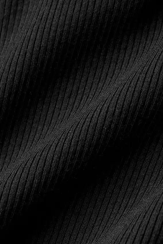 Camiseta de manga larga con cuello alto y tejido acanalado «Mesmerize» — Negro