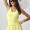 Camiseta de tirantes con sujetador integrado Alo Softsculpt «No Nonsense» — Color «Sunshine»