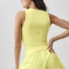 Camiseta de tirantes con sujetador integrado Alo Softsculpt «No Nonsense» — Color «Sunshine»