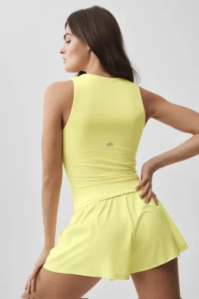 Camiseta de tirantes con sujetador integrado Alo Softsculpt «No Nonsense» — Color «Sunshine»