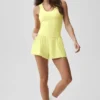 Camiseta de tirantes con sujetador integrado Alo Softsculpt «No Nonsense» — Color «Sunshine»