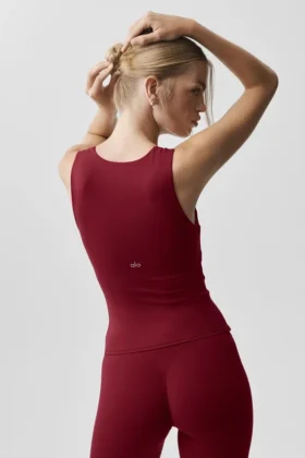 Camiseta de tirantes con sujetador integrado Alo Softsculpt «No Nonsense» – Rojo «Summer Romance»