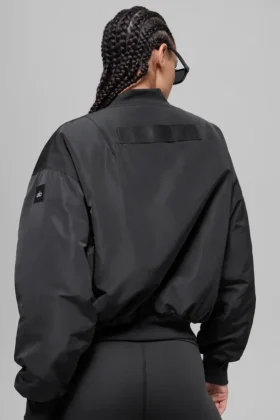 Cazadora bomber Urbanite de piel sintética – Negro/Marfil