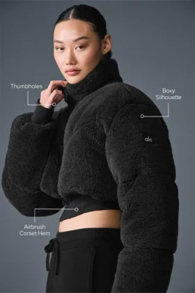 Chaqueta acolchada tipo corsé «Main Act» de Sherpa – Negro