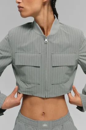 Chaqueta corta con cremallera completa «Main Character» a rayas finas – Gris lunar/Blanco