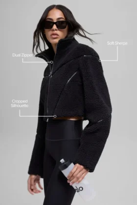 Chaqueta corta de felpa con corte en diagonal – Negro