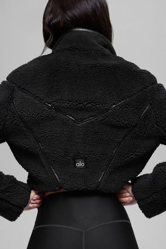 Chaqueta corta de felpa con corte en diagonal - Negro