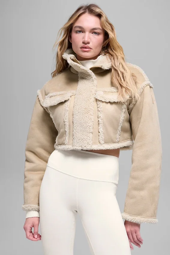 Chaqueta corta de imitación de piel de oveja «Snowfall» - Marrón bosque