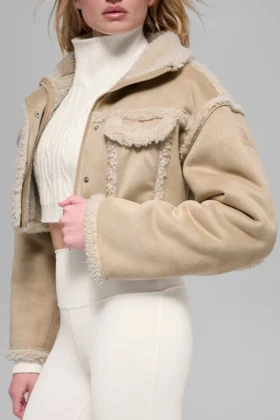 Chaqueta corta de imitación de piel de oveja «Snowfall» – Marrón bosque