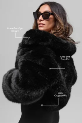 Chaqueta corta de peluche de imitación opulenta – Negro