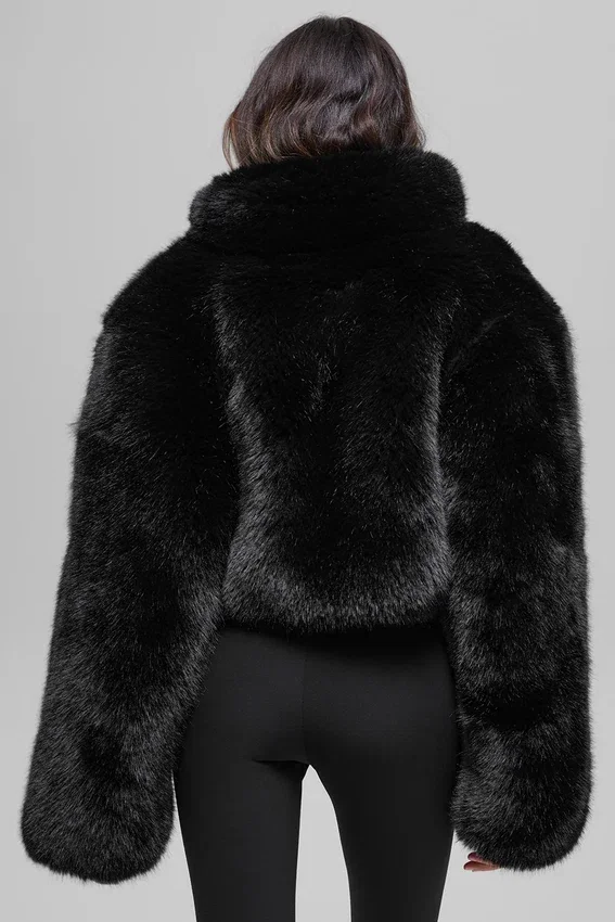 Chaqueta corta de peluche de imitación opulenta - Negro