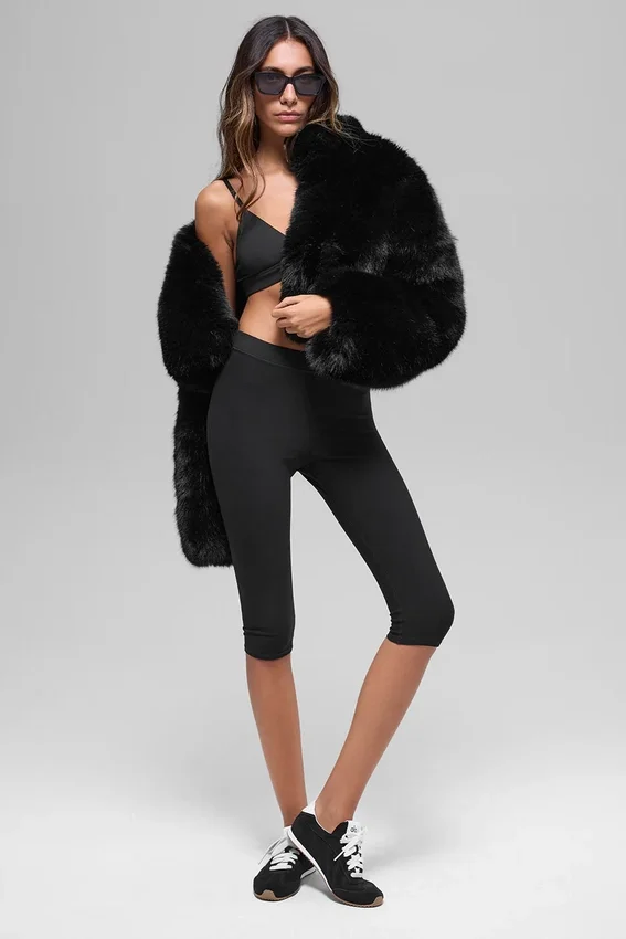 Chaqueta corta de peluche de imitación opulenta - Negro
