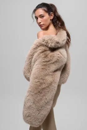 Chaqueta corta de piel sintética opulenta – Avena