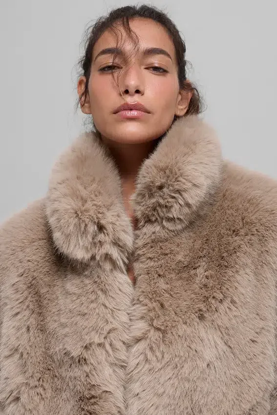Chaqueta corta de piel sintética opulenta - Avena