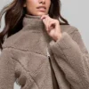 Chaqueta corta de sherpa con corte en diagonal - Chai Latte
