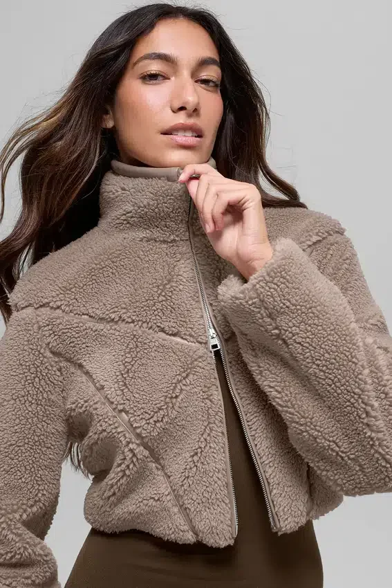 Chaqueta corta de sherpa con corte en diagonal - Chai Latte