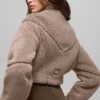 Chaqueta corta de sherpa con corte en diagonal - Chai Latte