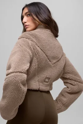 Chaqueta corta de sherpa con corte en diagonal – Chai Latte