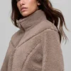Chaqueta corta de sherpa con corte en diagonal - Chai Latte