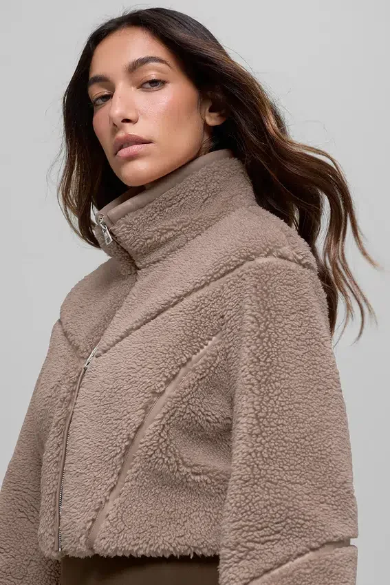 Chaqueta corta de sherpa con corte en diagonal - Chai Latte
