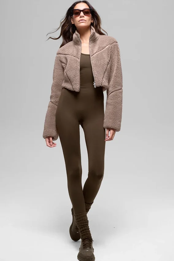 Chaqueta corta de sherpa con corte en diagonal - Chai Latte