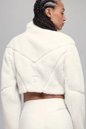 Chaqueta corta de sherpa con corte en diagonal – Marfil