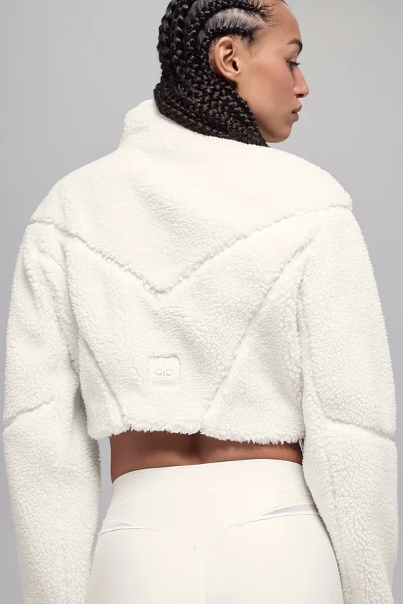 Chaqueta corta de sherpa con corte en diagonal - Marfil