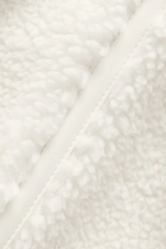 Chaqueta corta de sherpa con corte en diagonal - Marfil