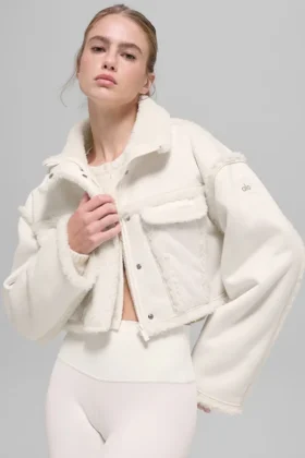 Chaqueta corta «Snowfall» de imitación de piel de oveja - Marfil