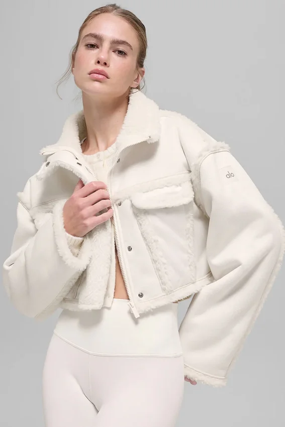 Chaqueta corta «Snowfall» de imitación de piel de oveja - Marfil