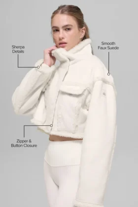 Chaqueta corta «Snowfall» de imitación de piel de oveja – Marfil