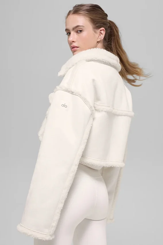 Chaqueta corta «Snowfall» de imitación de piel de oveja - Marfil