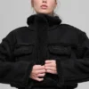 Chaqueta corta «Snowfall» de imitación de piel de oveja — Negro