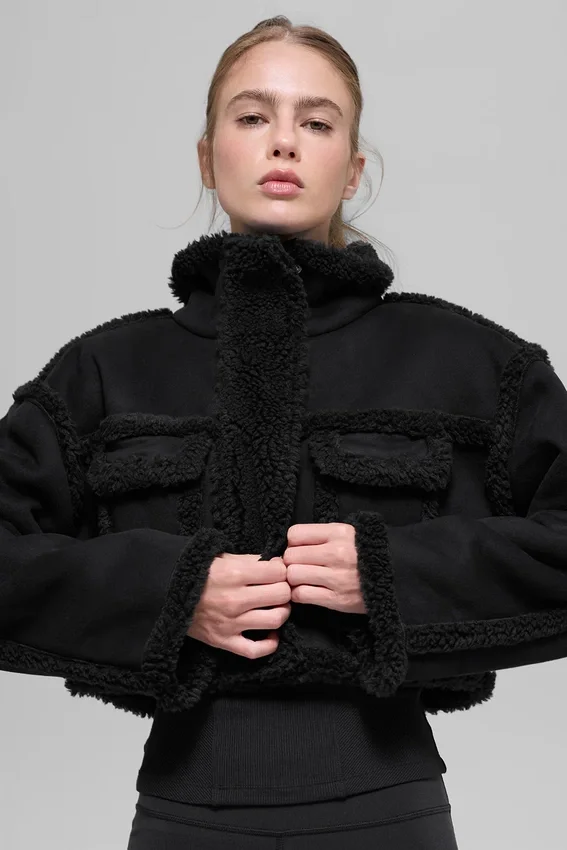 Chaqueta corta «Snowfall» de imitación de piel de oveja — Negro