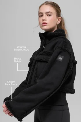 Chaqueta corta «Snowfall» de imitación de piel de oveja — Negro