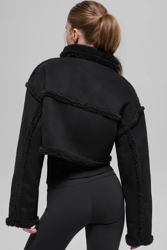 Chaqueta corta «Snowfall» de imitación de piel de oveja — Negro