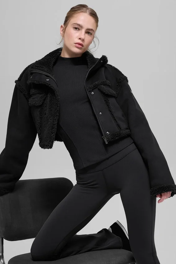 Chaqueta corta «Snowfall» de imitación de piel de oveja — Negro