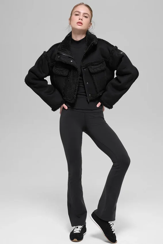 Chaqueta corta «Snowfall» de imitación de piel de oveja — Negro
