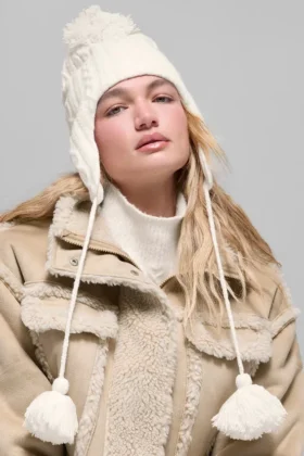 Gorro de invierno «Winter Bliss» con orejeras y punto trenzado – Marfil