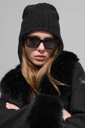Gorro de invierno «Winter Bliss» con orejeras y punto trenzado – Negro