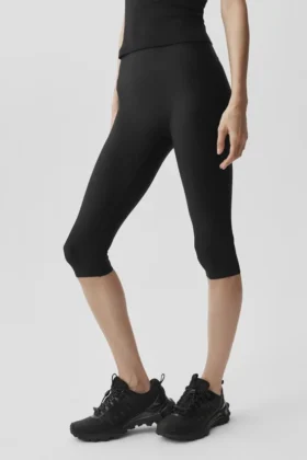 High-Waist Sleek Capri - Negro