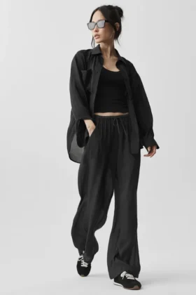 High-Waist Straight Leg Pant «Golden Hour», semitransparente — Negro